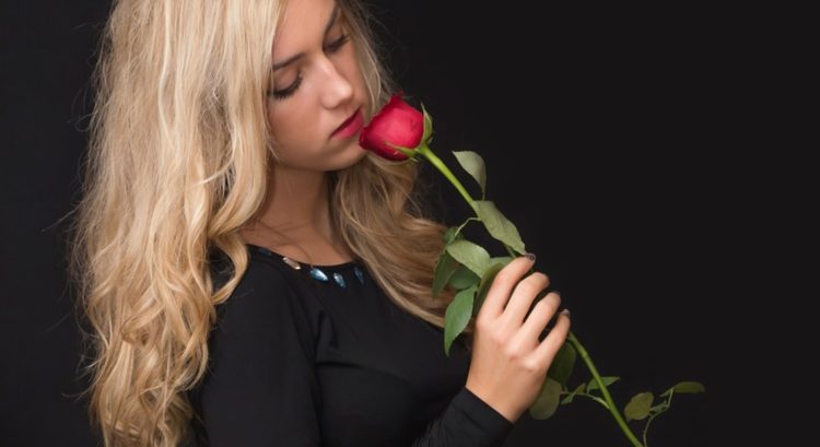 žena s ružou