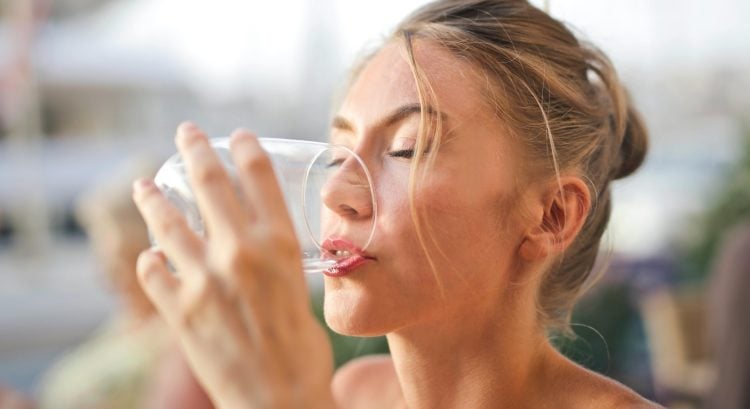 6 znakov, že ťa trápi dehydratácia