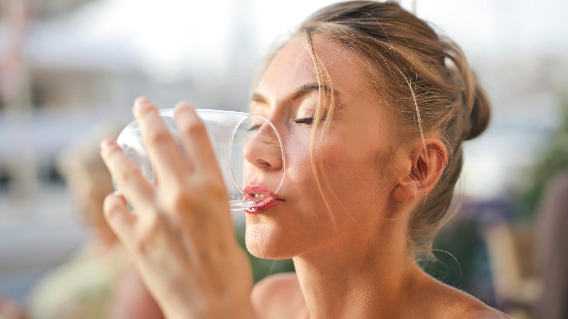 6 znakov, že ťa trápi dehydratácia