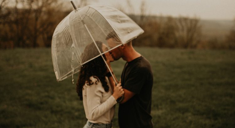 Dvojica sa bozkáva pod dáždnikom