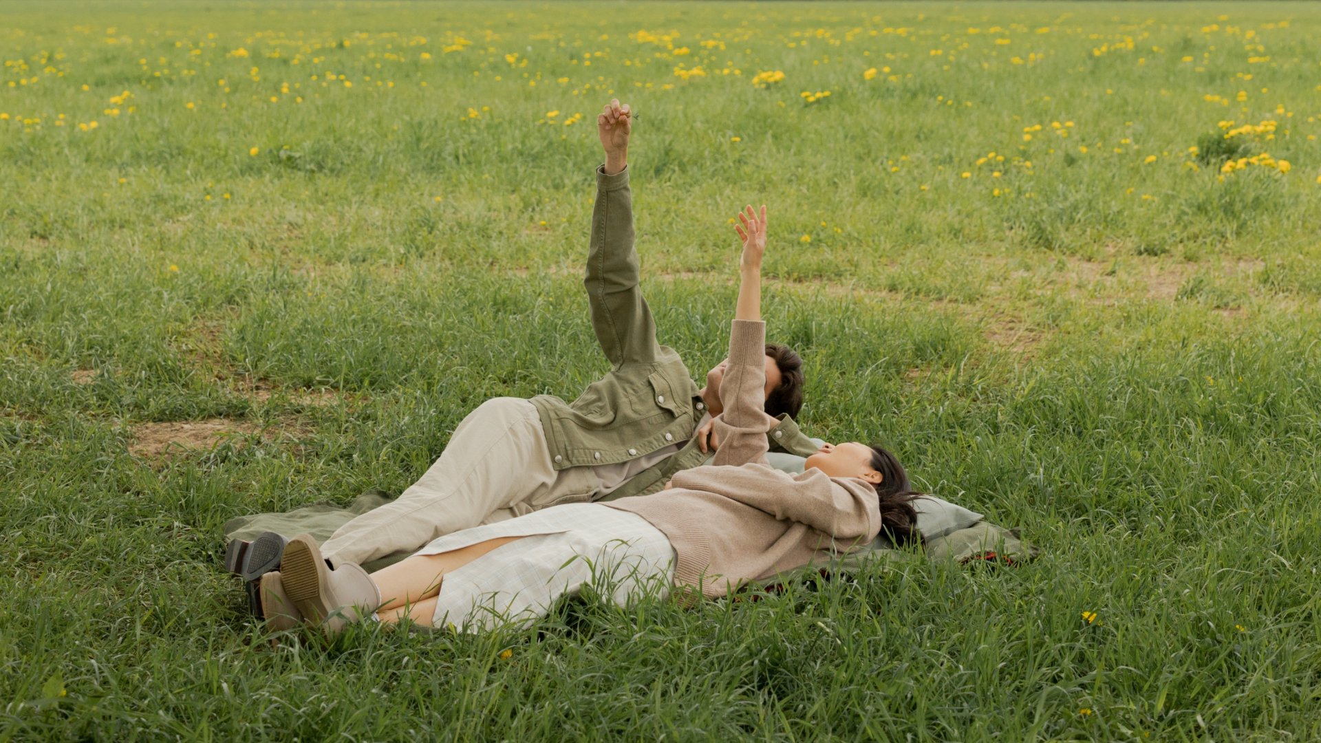 Dvojica leží na tráve