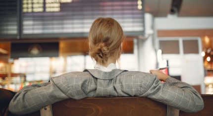 Žena čaká na letisku