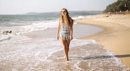 Žena sa prechádza po pláži