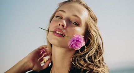 Žena s ružou v ústach