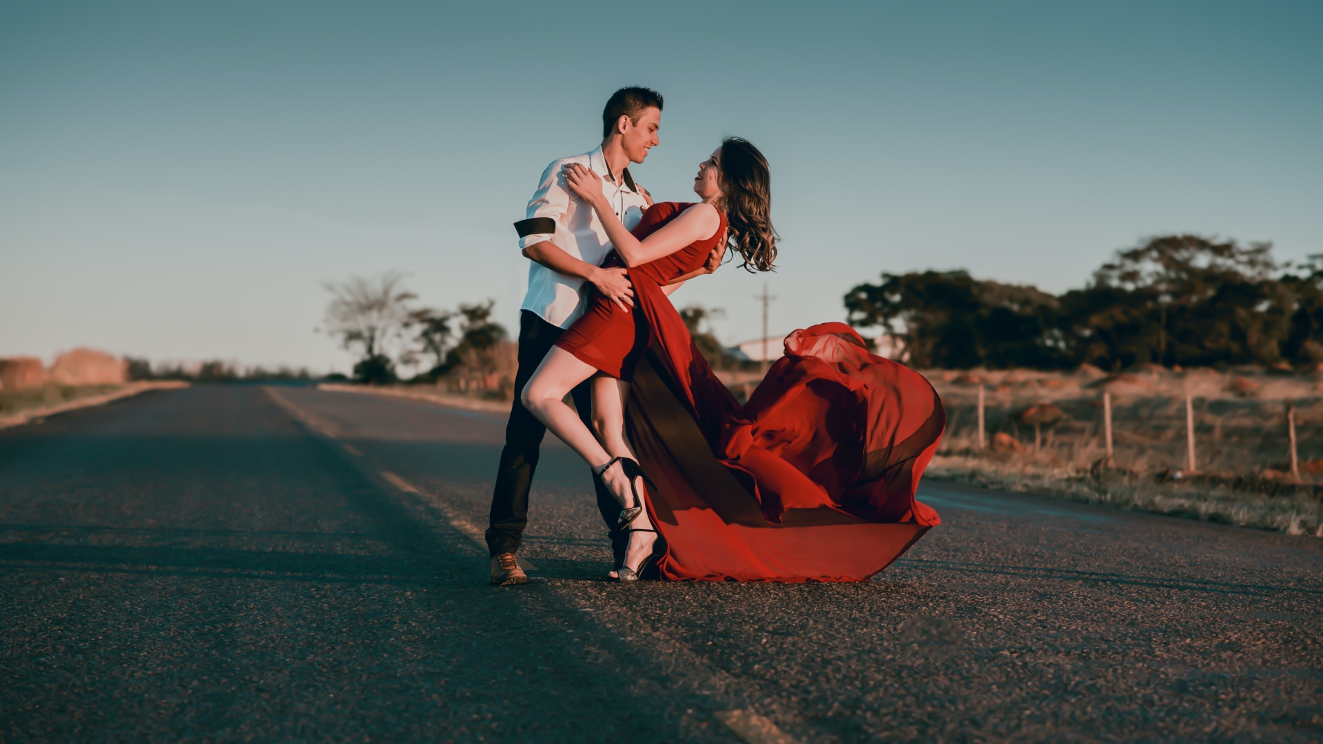 Muž a žena tancujú na ceste