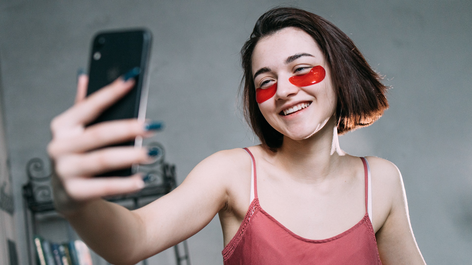 Mladá žena si robí selfie