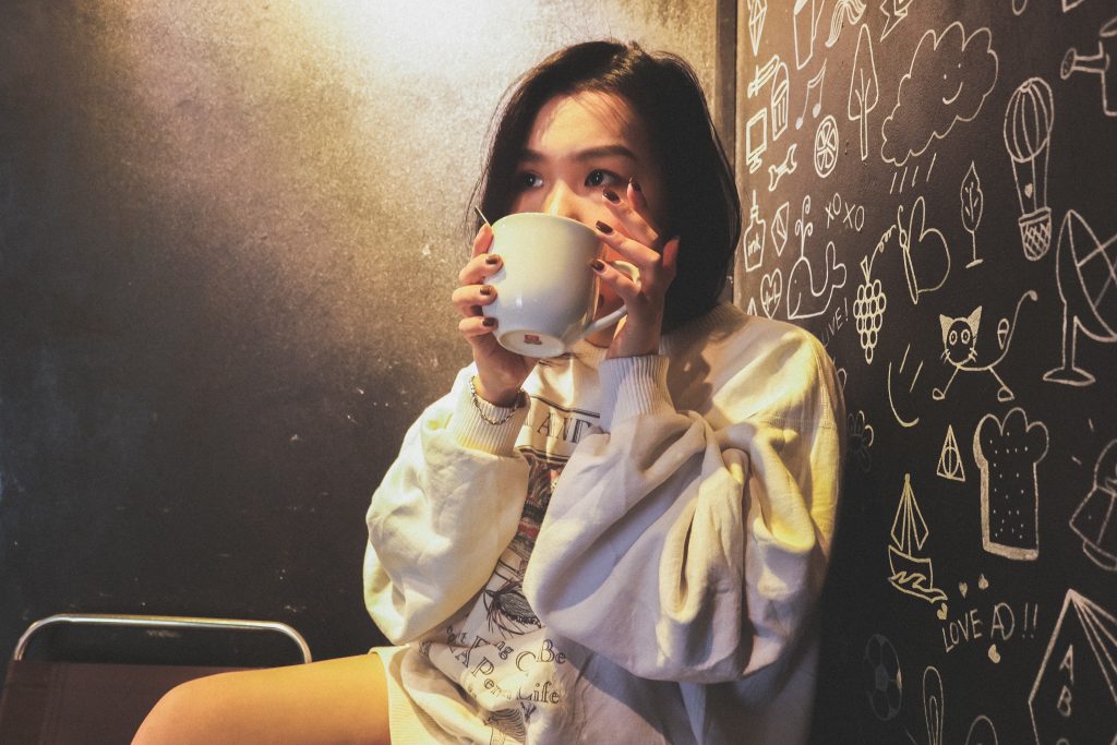 Dievča pri pití čaju