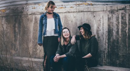 Tri priateľky na ulici