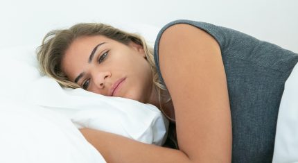Unavená žena v posteli