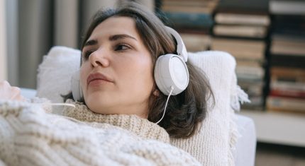 Žena leží a počúva hudbu