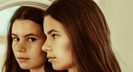 Mladá žena pozerá do zrkadla