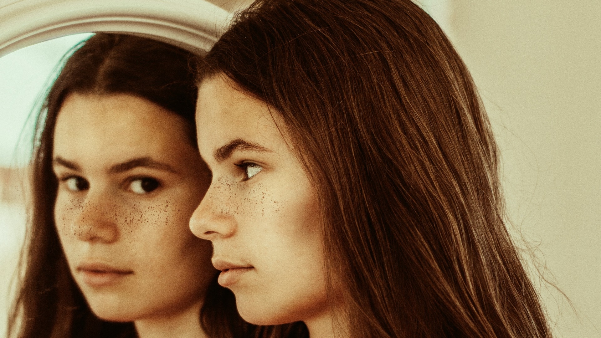 Mladá žena pozerá do zrkadla