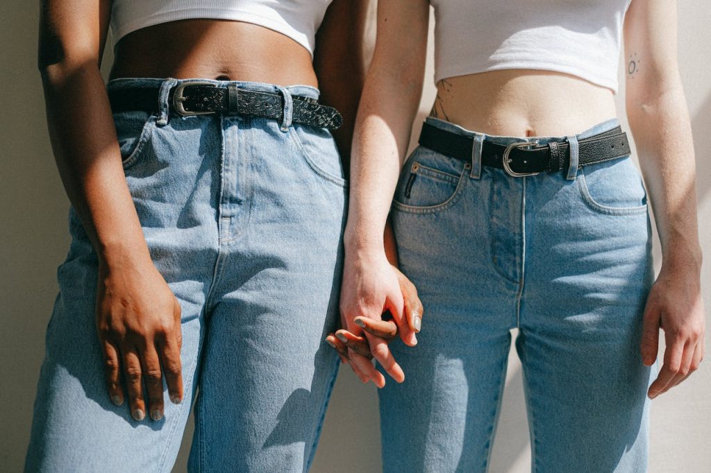 Dve ženy v džínsoch 