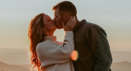 Muž a žena vo vzťahu sa bozkávajú
