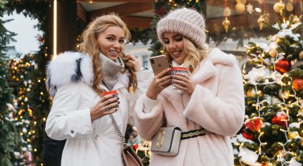 Dve ženy na vianočných trhoch