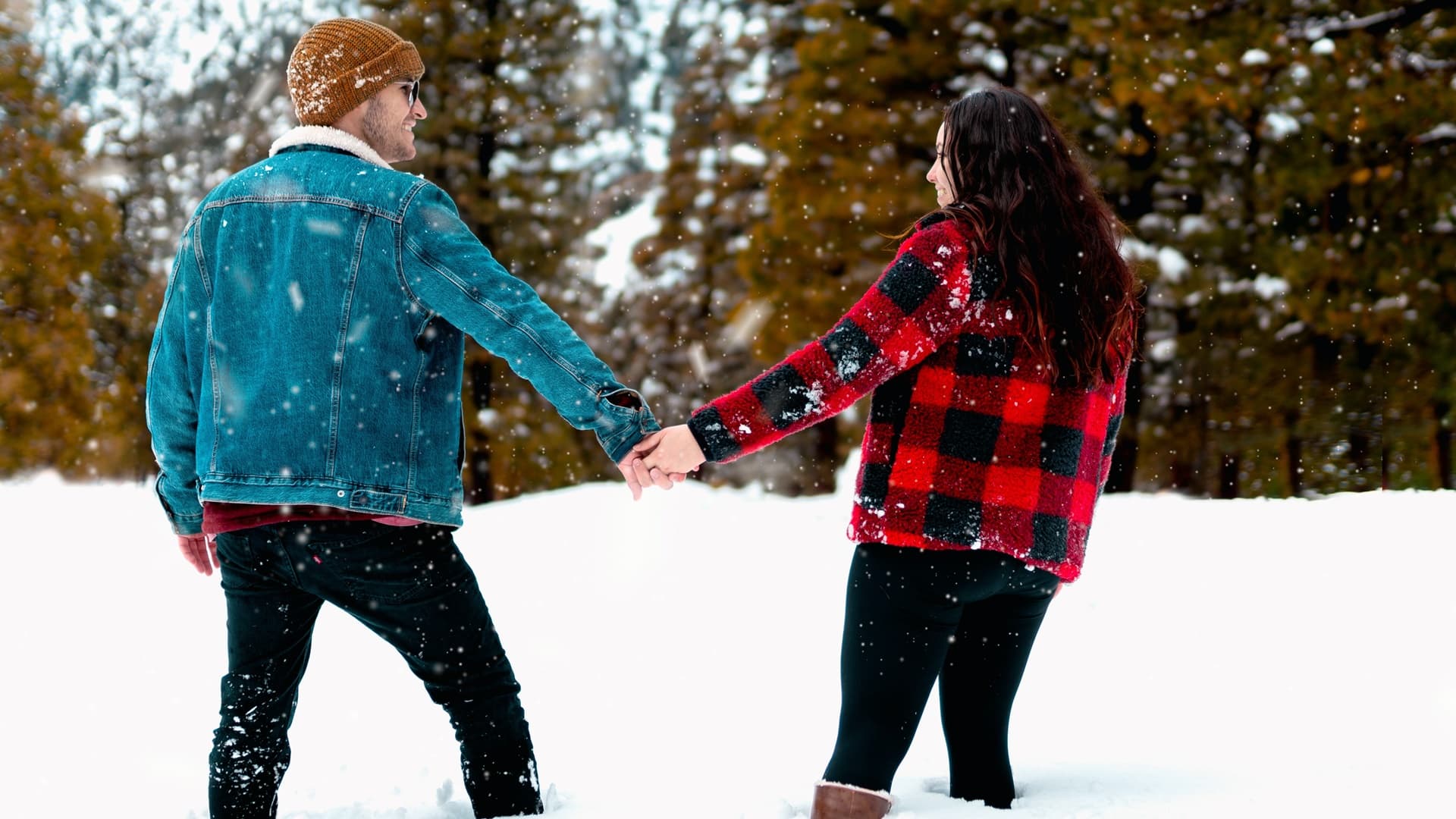 Dvojica sa drží za ruky v snehu