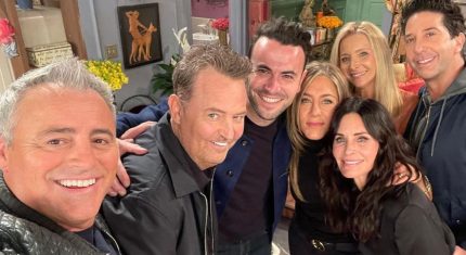 Matthew Perry s hereckými kolegami zo seriálu Priatelia