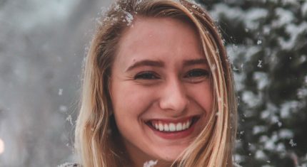 Usmiata žena v snehu