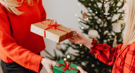 Ženy si podávajú vianočné darčeky