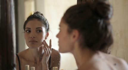 Žena pozerá do zrkadla