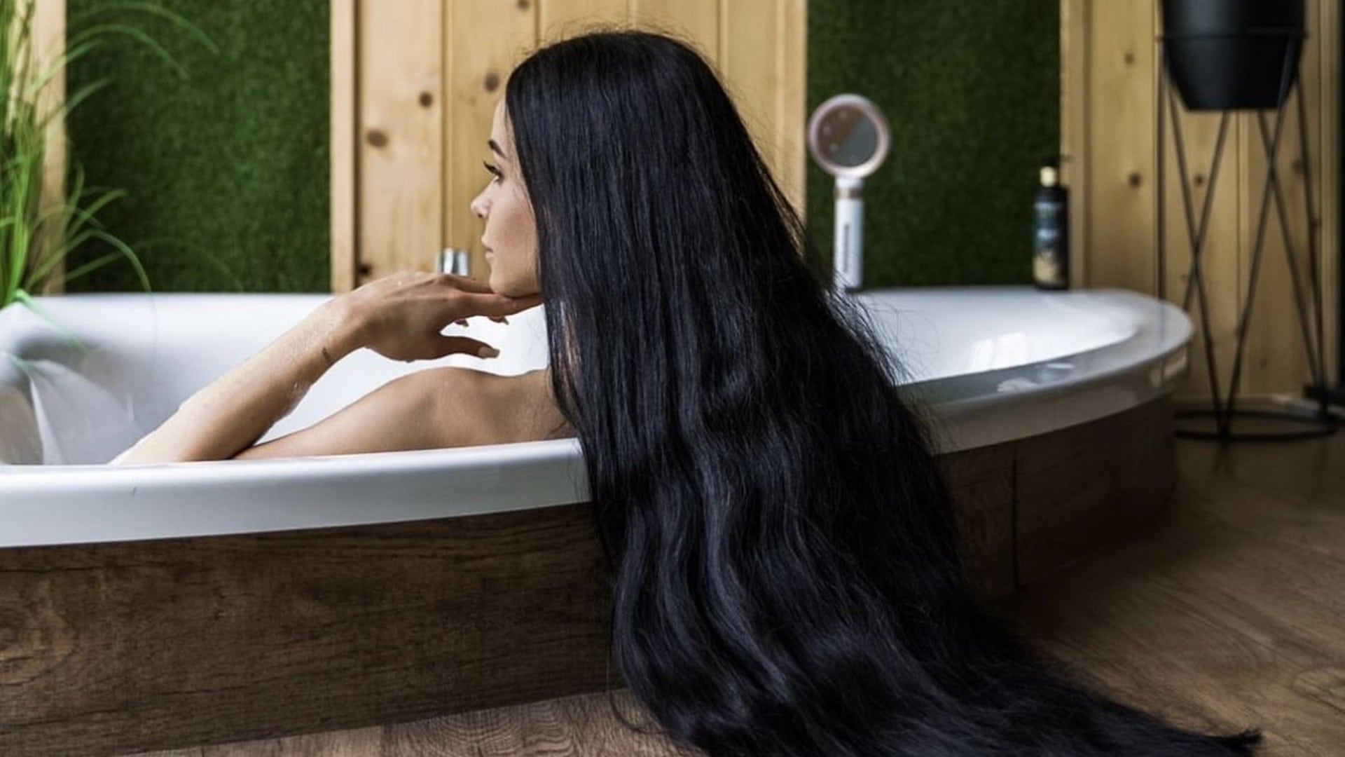 Žena s dlhými vlasmi vo vani