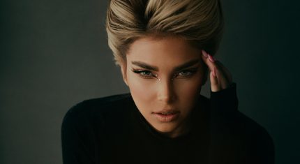 žena