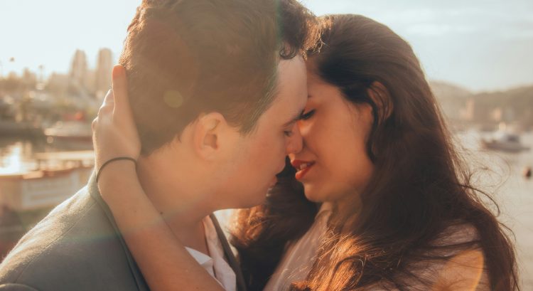 nereálne predstavy, muž a žena sa bozkávajú