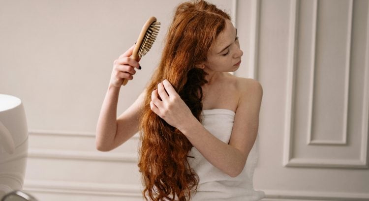 vlasové sérum, starostlivosť o vlasy, česanie