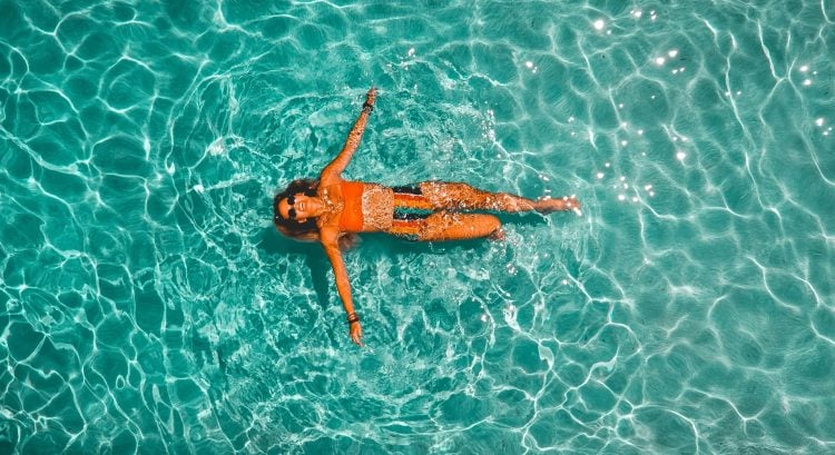 10 benefitov, ktoré so sebou prináša plávanie